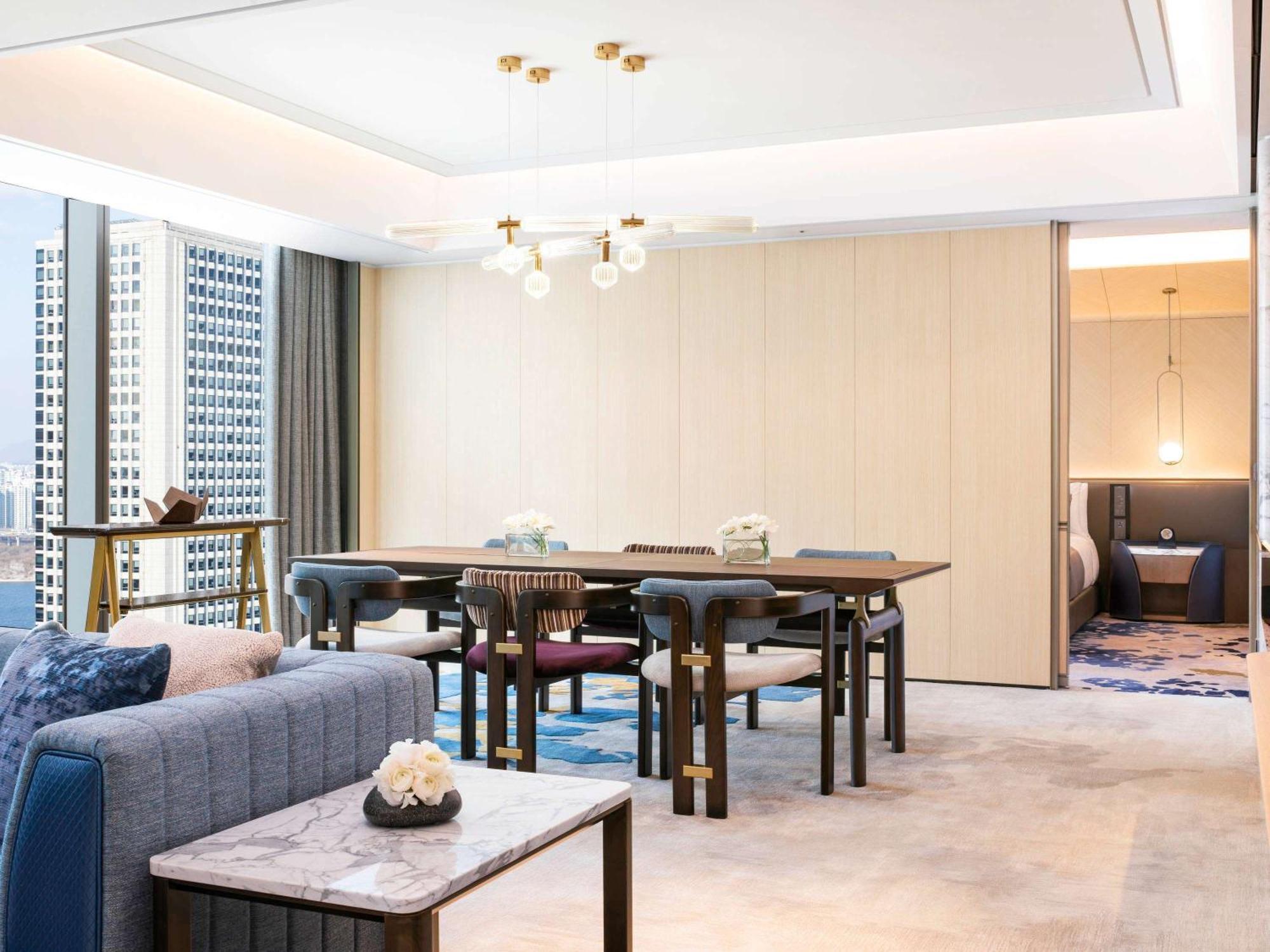 Khách sạn Fairmont Ambassador