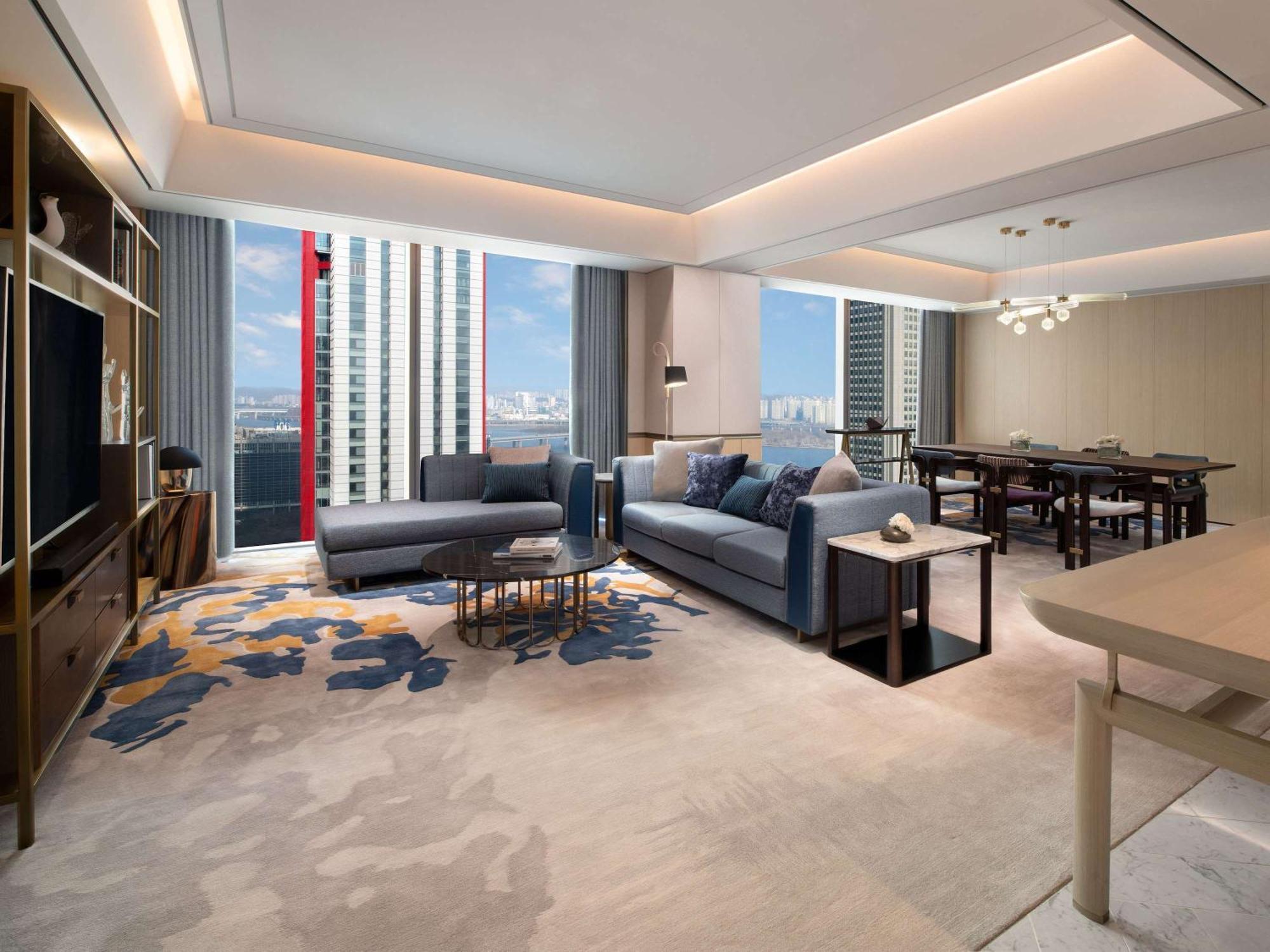 Fairmont Ambassador Khách sạn 5*