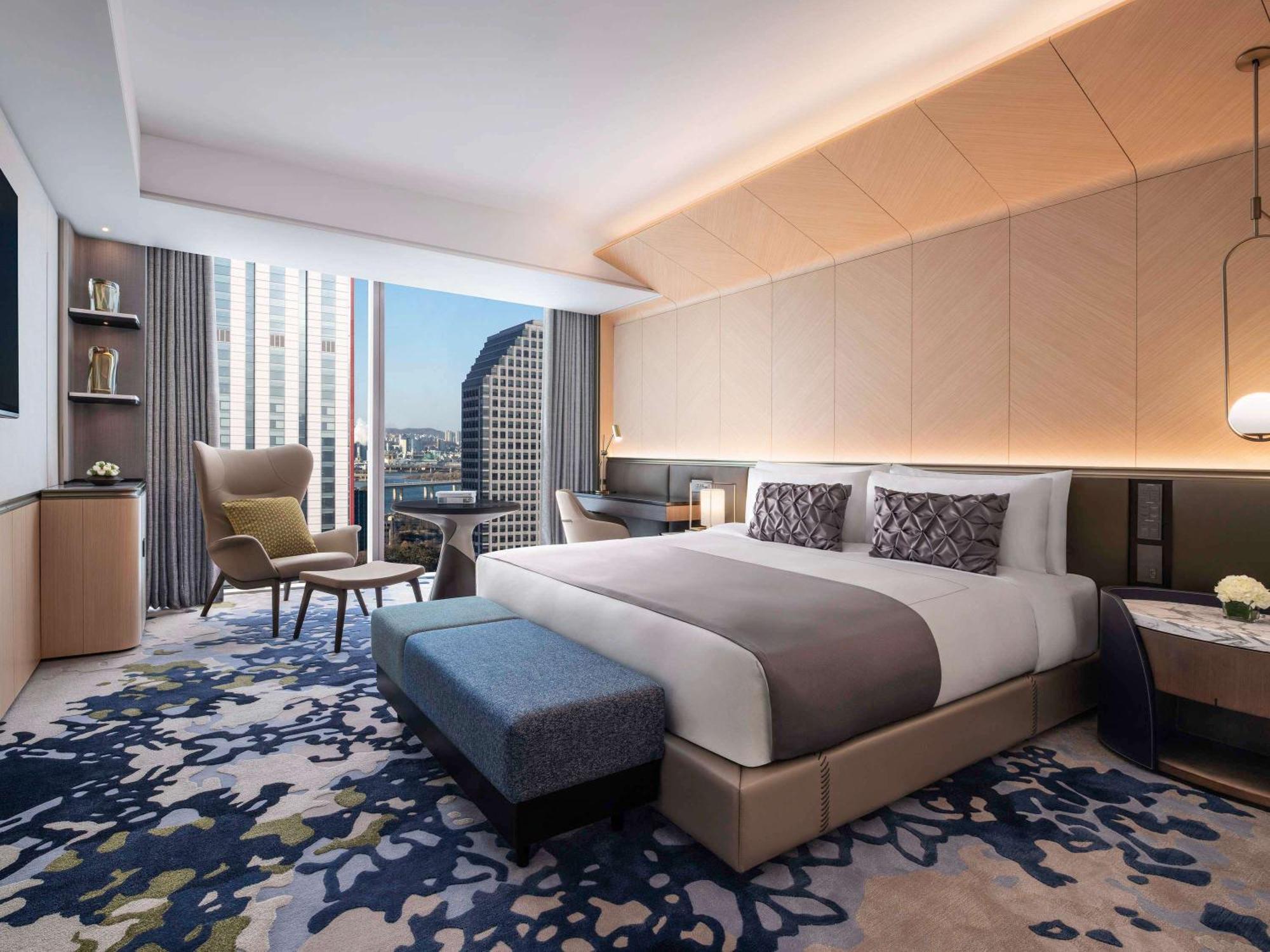 Khách sạn Fairmont Ambassador 5*