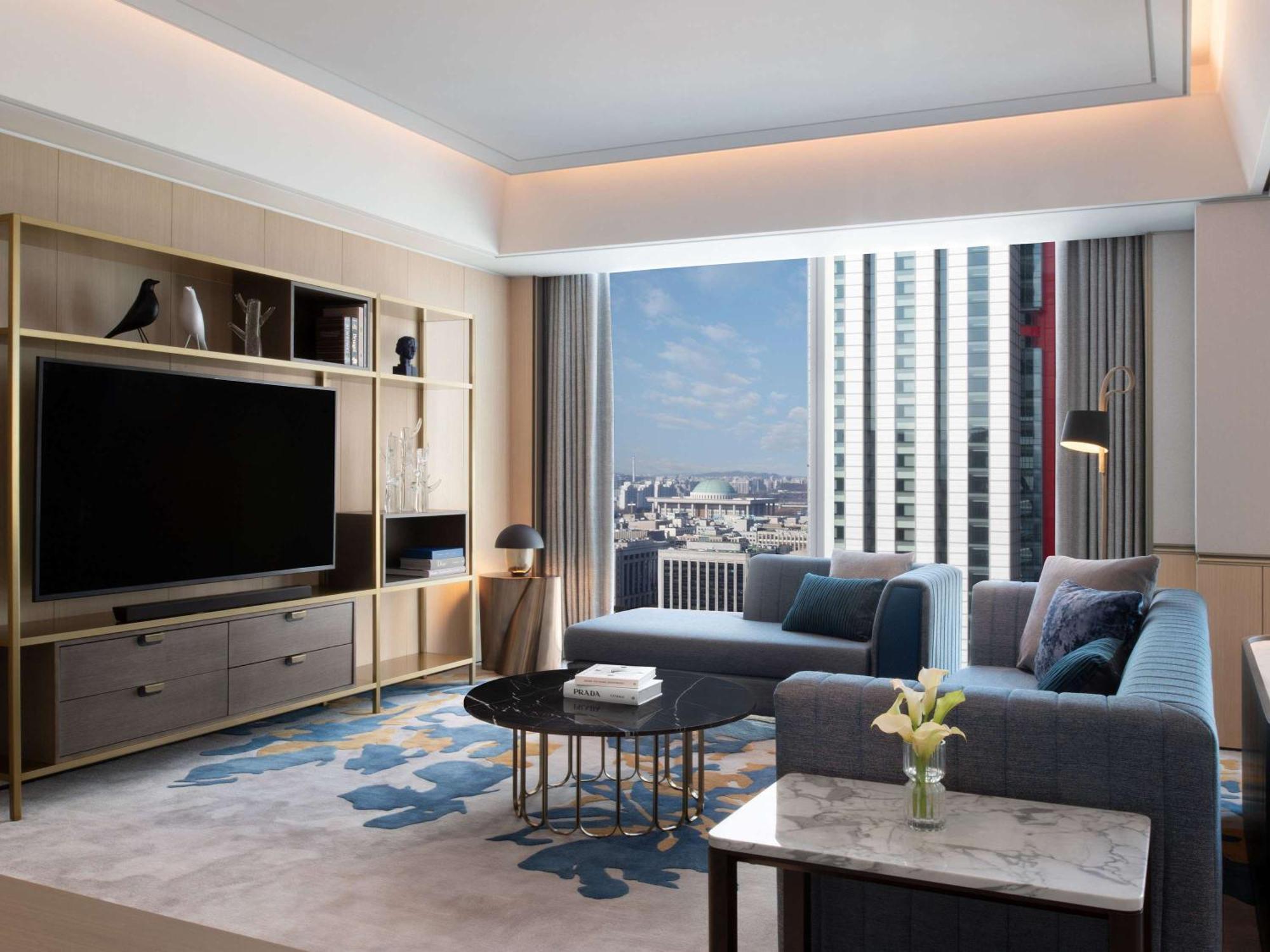Fairmont Ambassador Khách sạn 5*