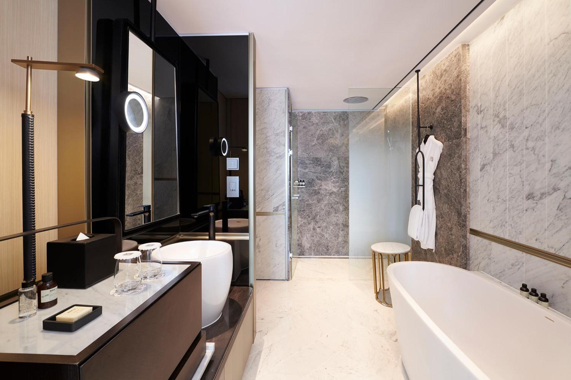 Fairmont Ambassador Hotel 5*